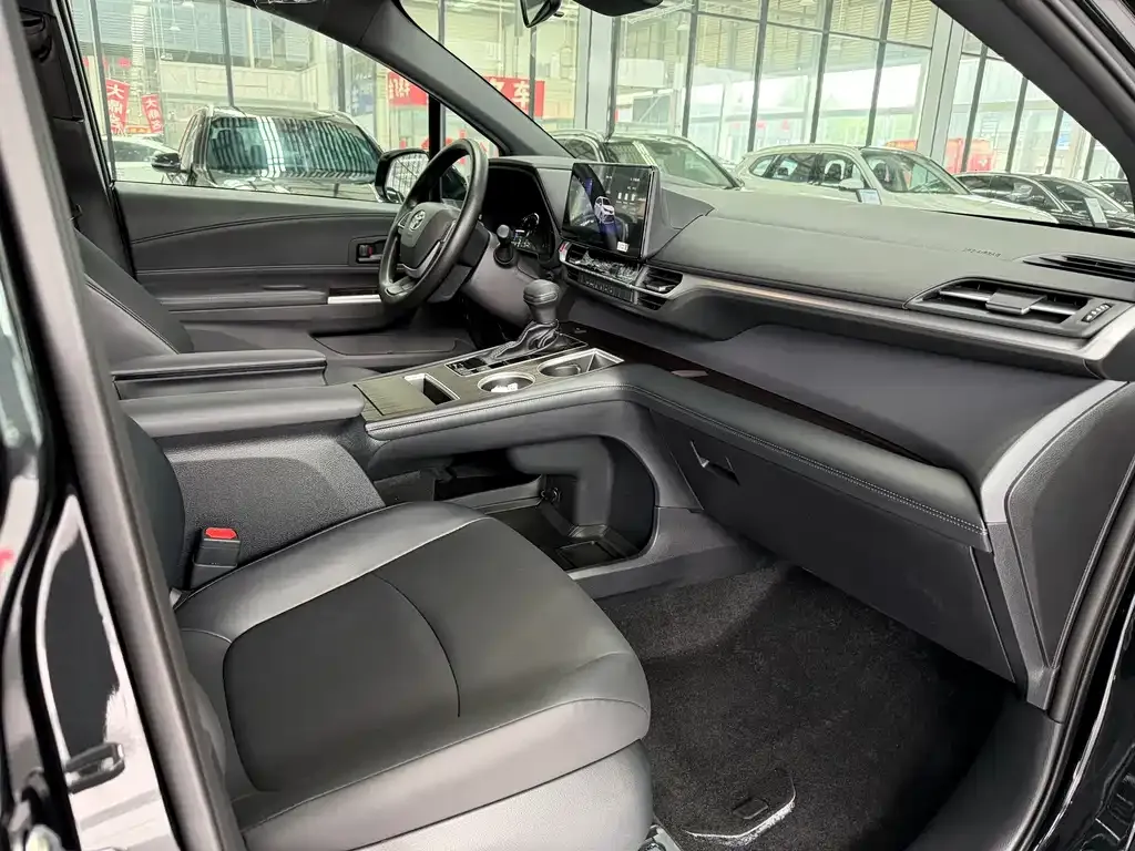 Toyota Granvia — фото 10