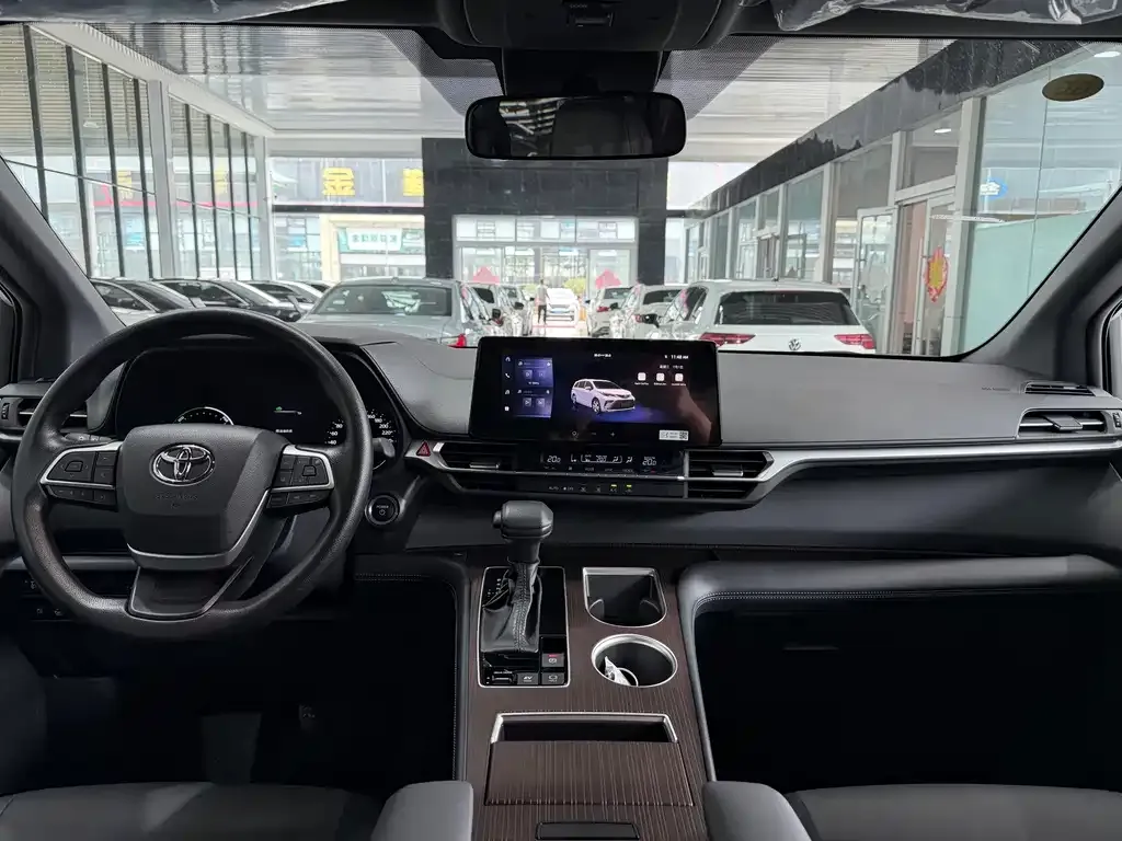 Toyota Granvia — фото 3