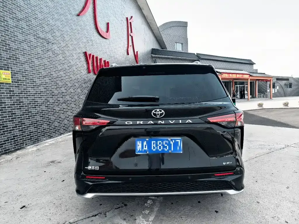 Toyota Granvia — фото 9