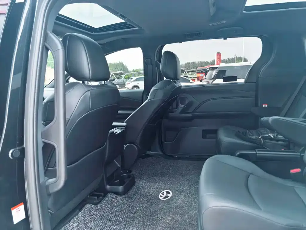 Toyota Granvia — фото 4