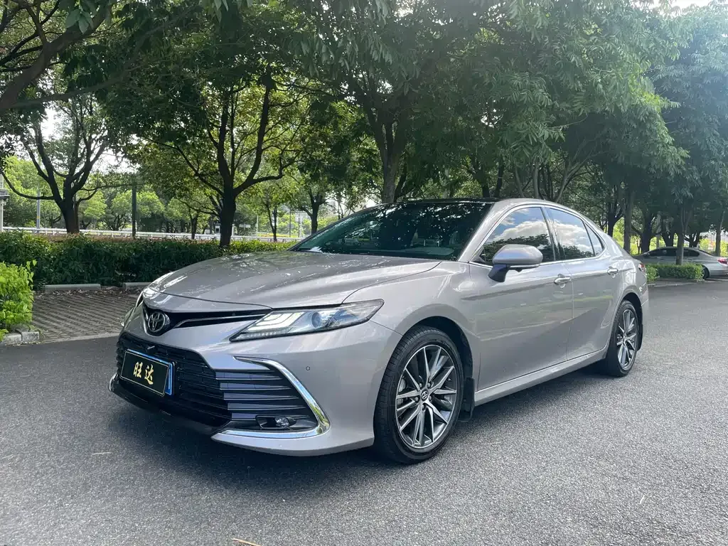 Toyota Camry — фото 1