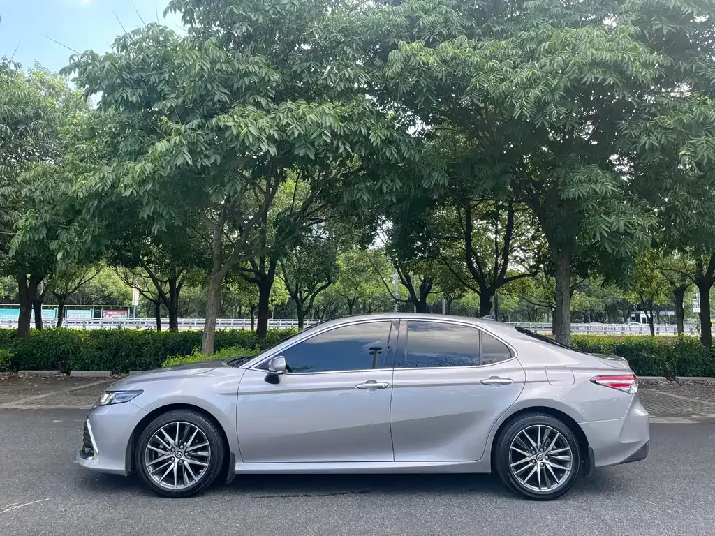 Toyota Camry — фото 9