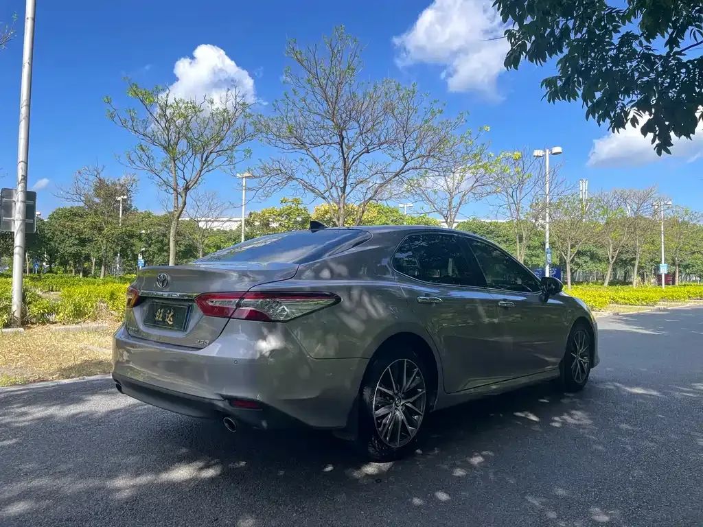 Toyota Camry — фото 5
