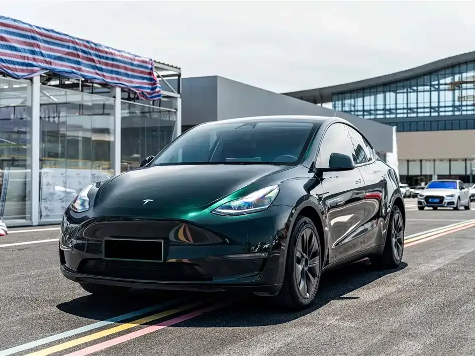 Tesla Model Y — фото 1