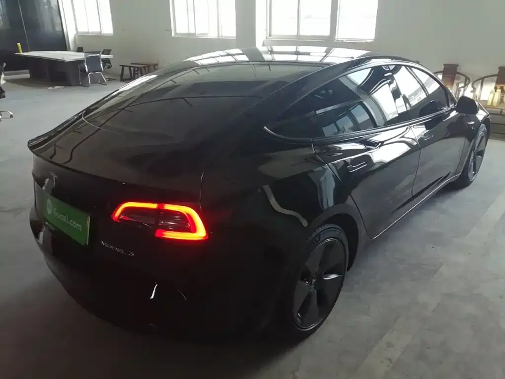 Tesla Model 3 — фото 7