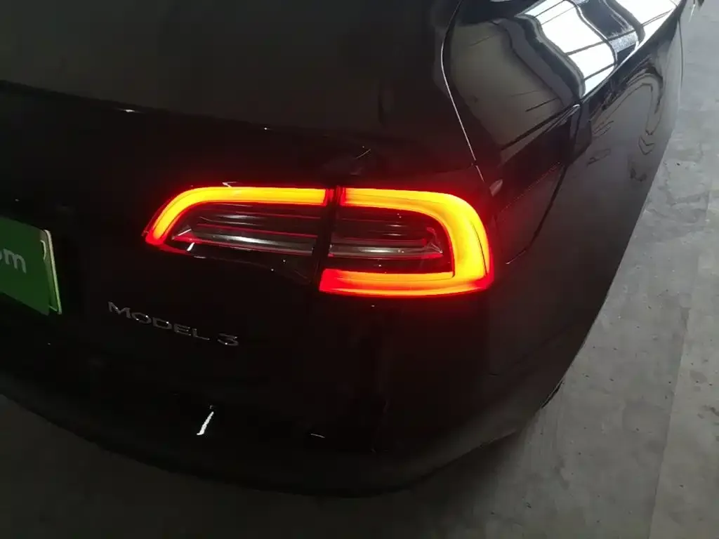 Tesla Model 3 — фото 3