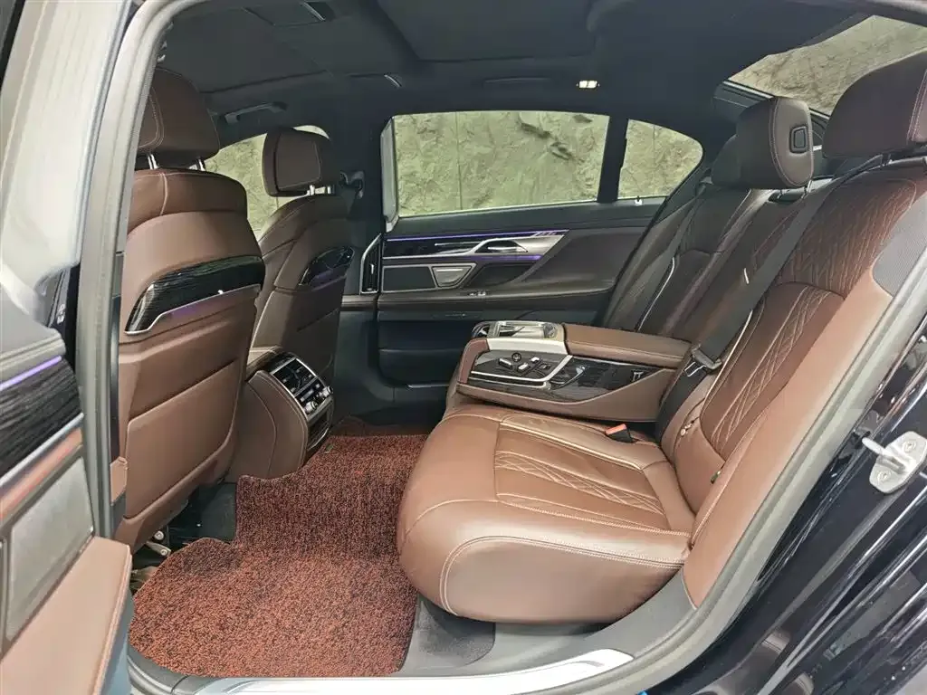 BMW 7 Series — фото 10
