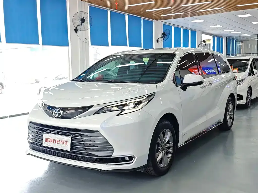 Toyota Sienna — фото 1
