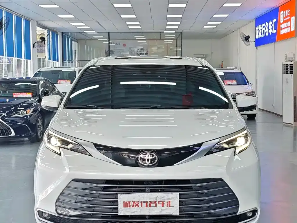 Toyota Sienna — фото 4