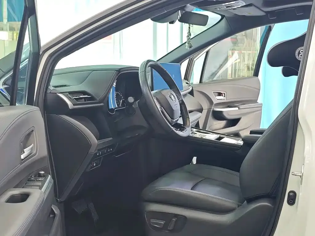 Toyota Sienna — фото 3