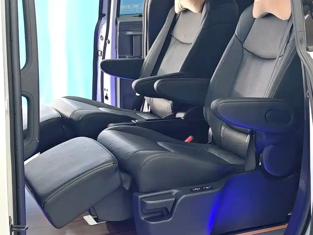 Toyota Sienna — фото 10