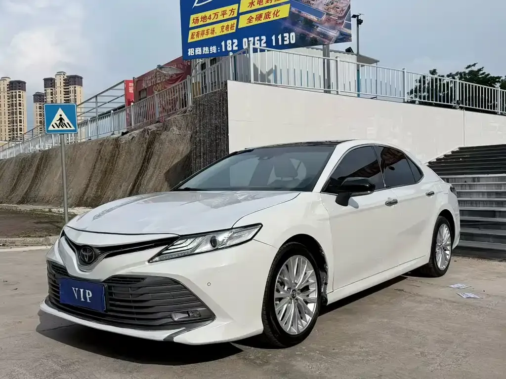 Toyota Camry — фото 1