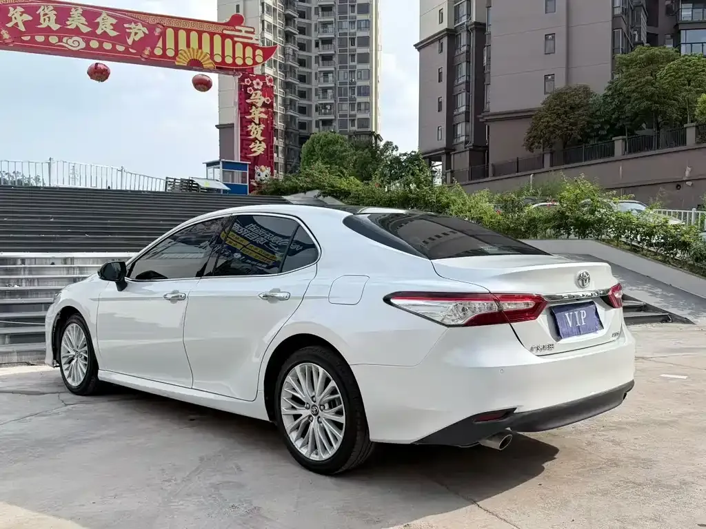 Toyota Camry — фото 9
