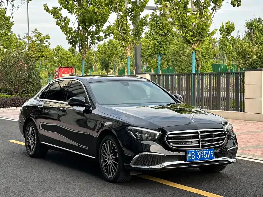 Mercedes-Benz E-Class — фото 1