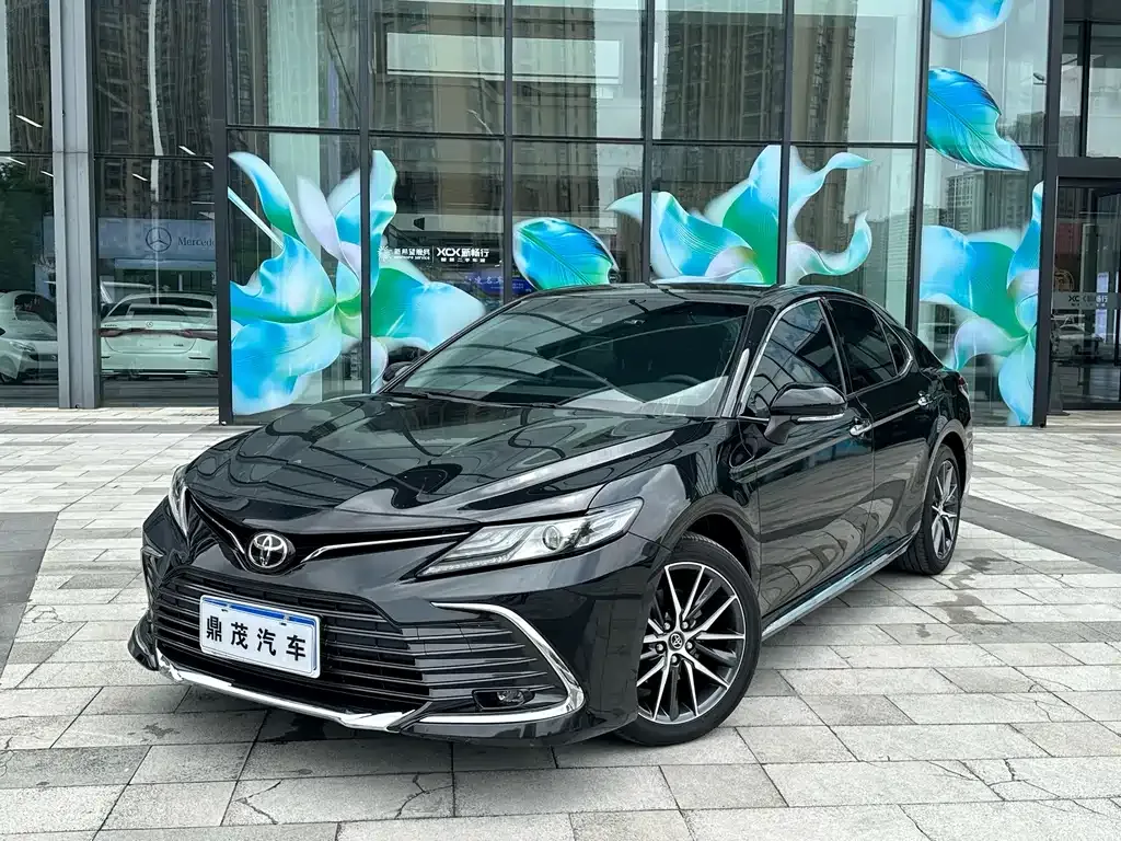 Toyota Camry — фото 1
