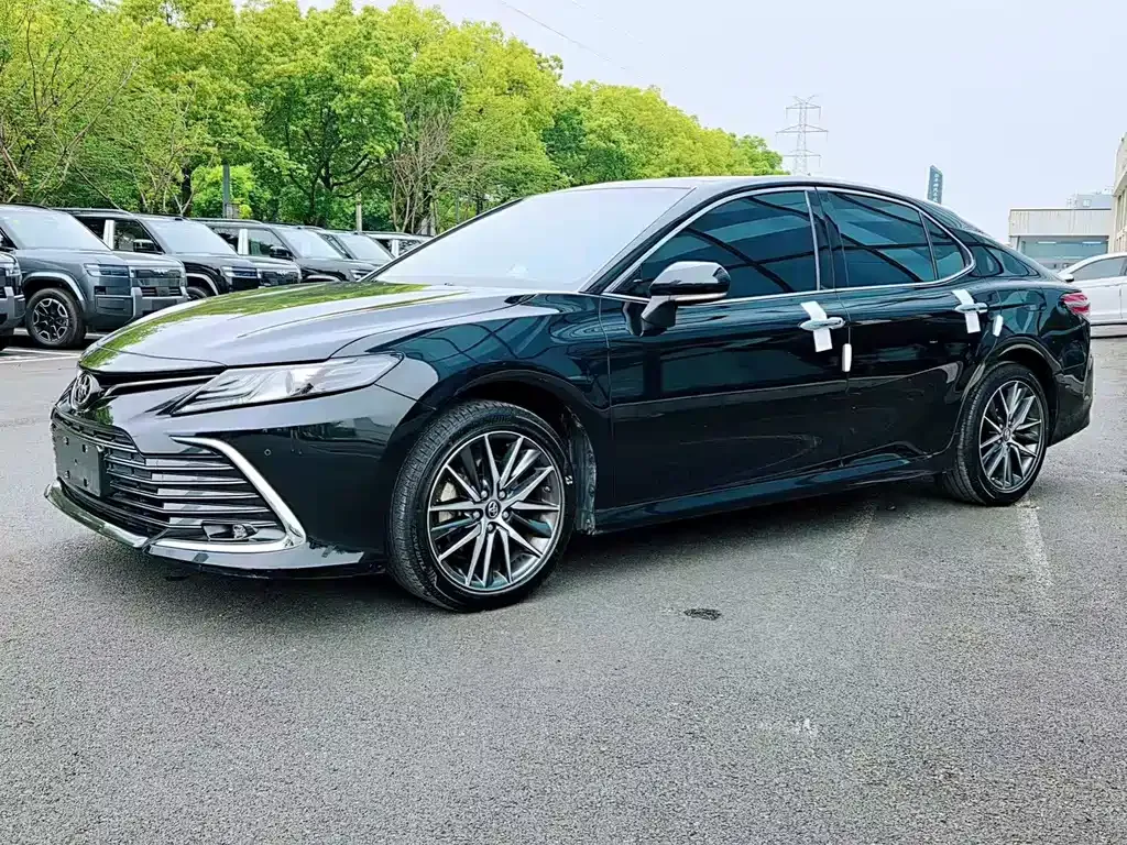 Toyota Camry — фото 1