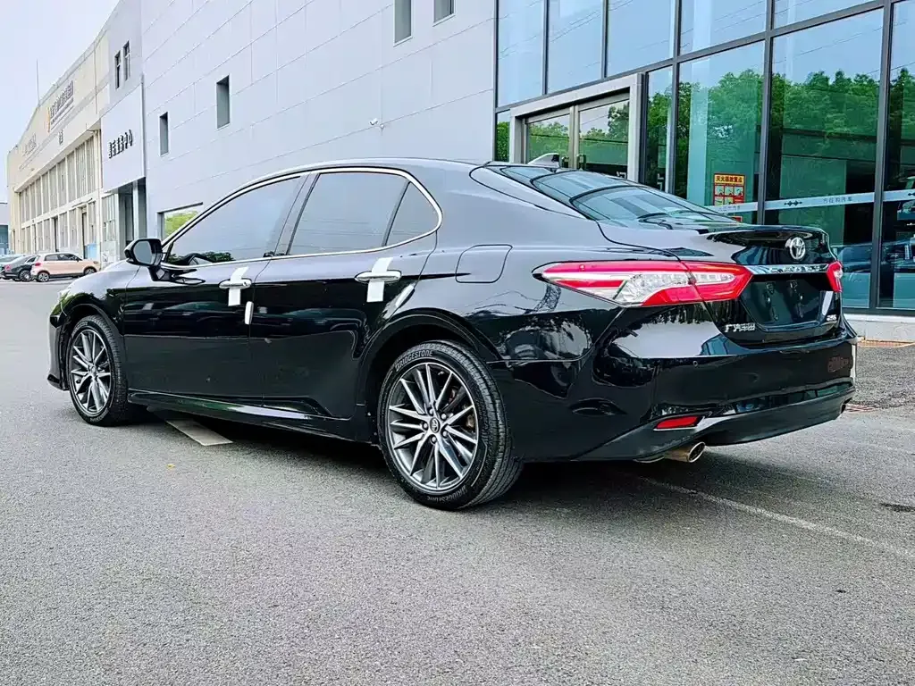 Toyota Camry — фото 8