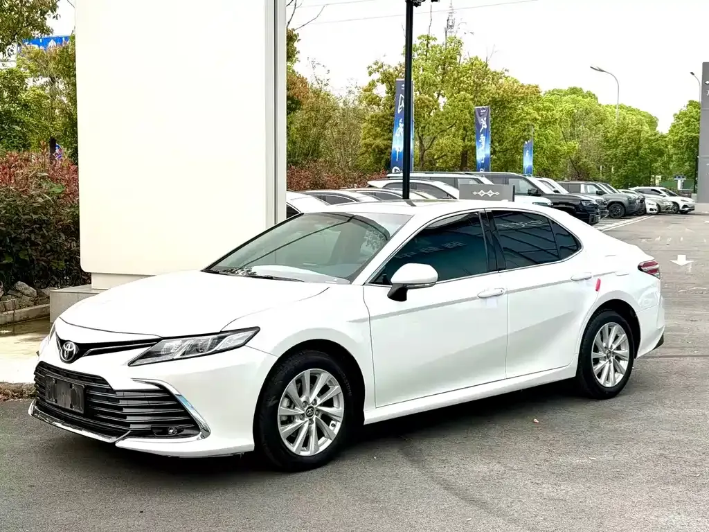 Toyota Camry — фото 1