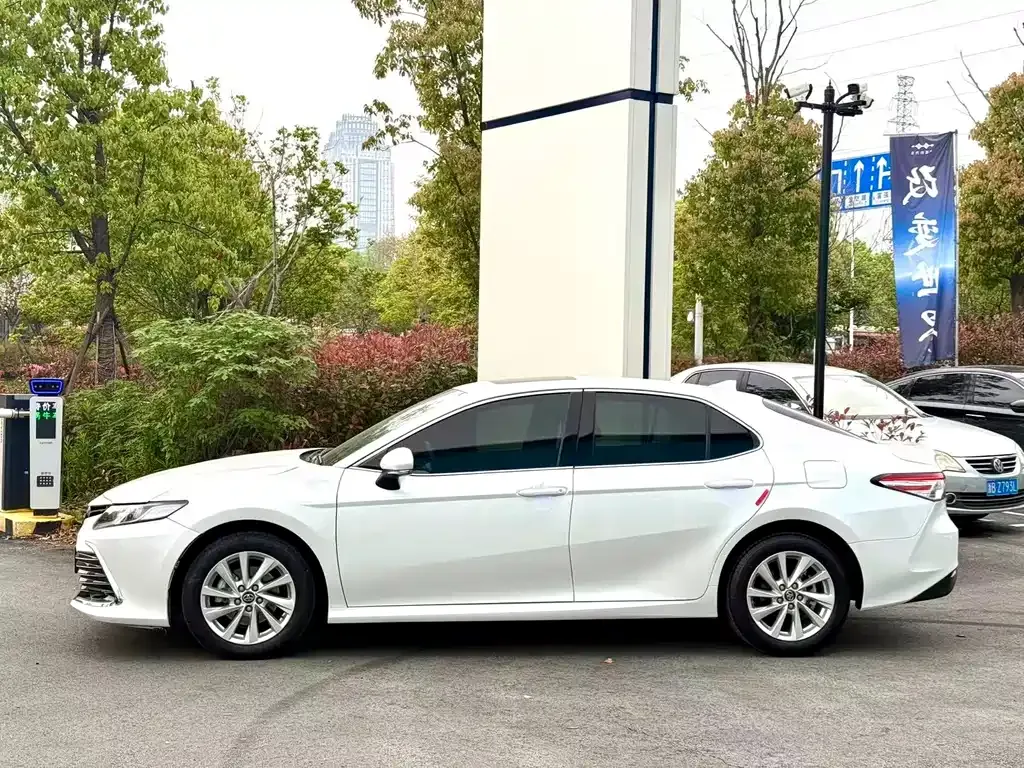 Toyota Camry — фото 8