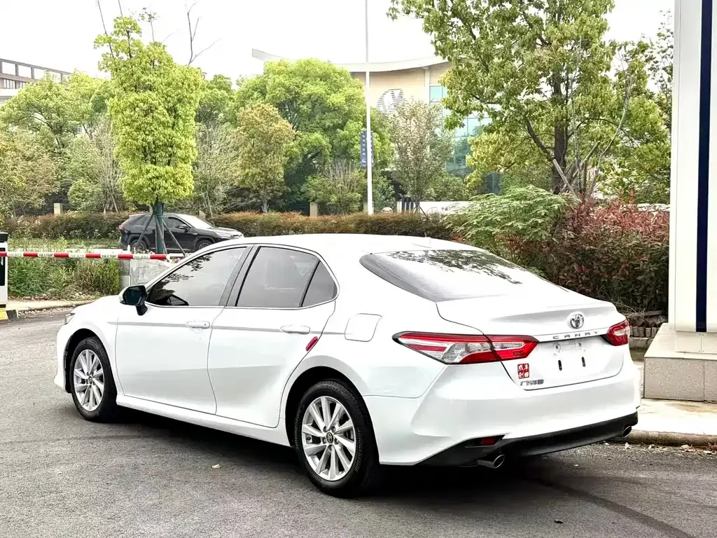 Toyota Camry — фото 10