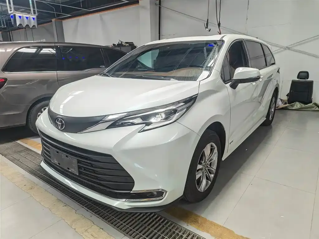 Toyota Sienna — фото 1