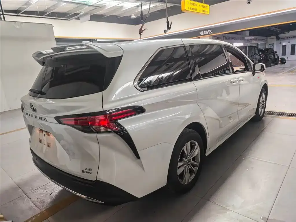 Toyota Sienna — фото 9