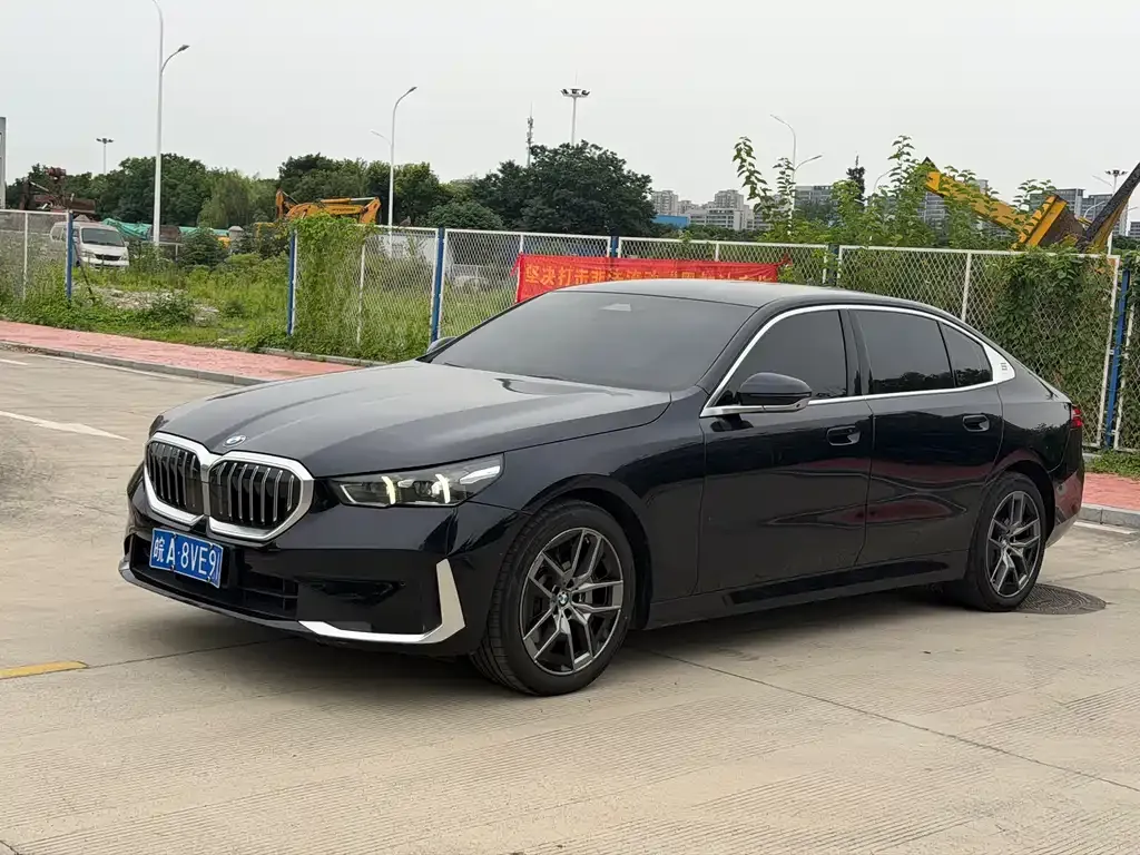 BMW 5 Series — фото 1