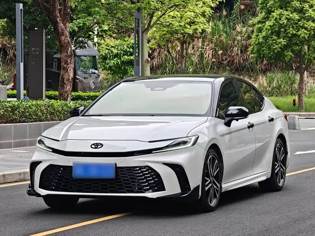 Toyota Camry — фото 1