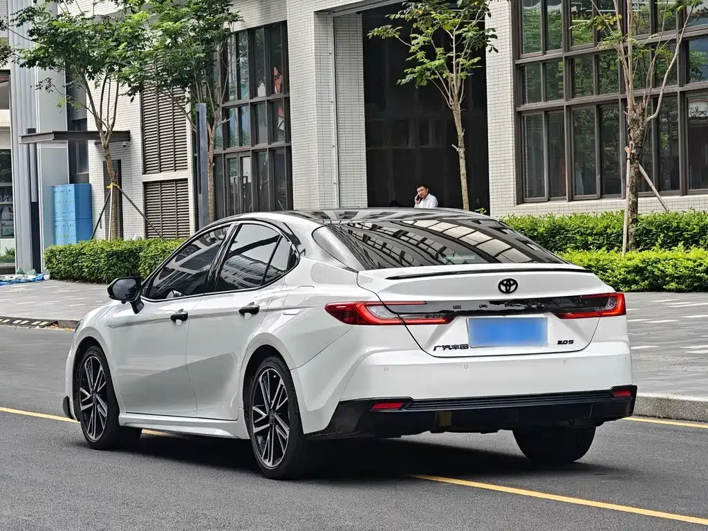 Toyota Camry — фото 9