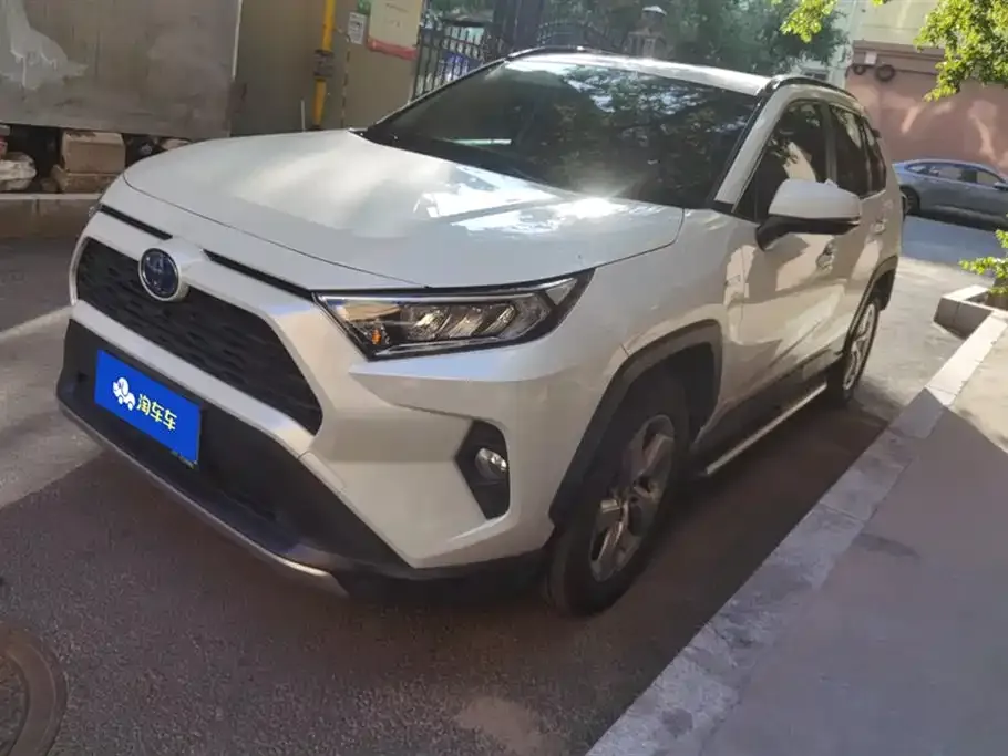 Toyota RAV4 — фото 1