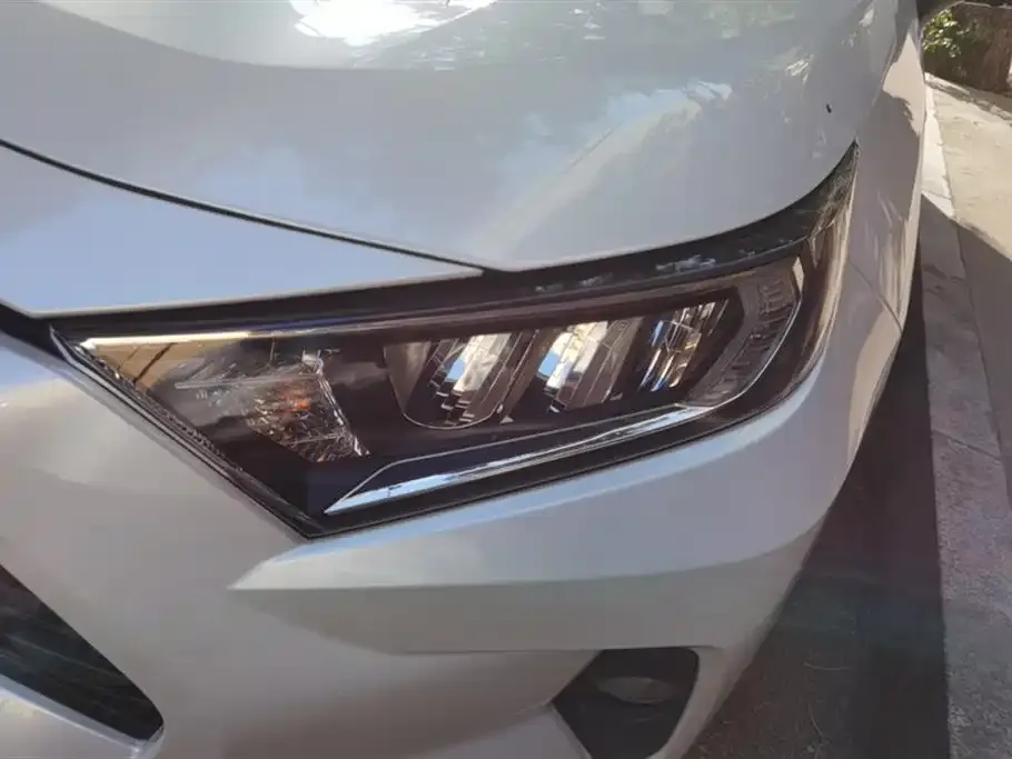 Toyota RAV4 — фото 3