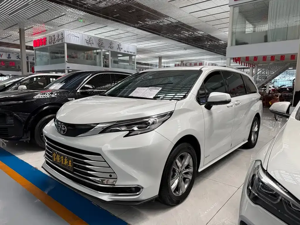 Toyota Sienna — фото 5
