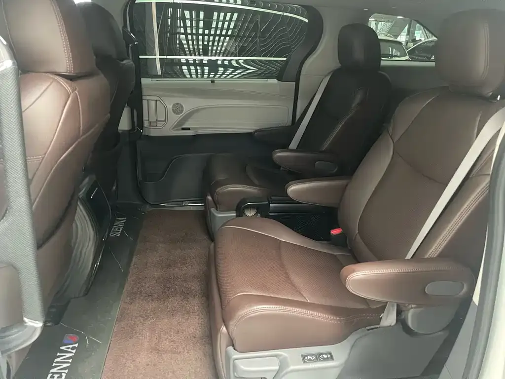 Toyota Sienna — фото 3