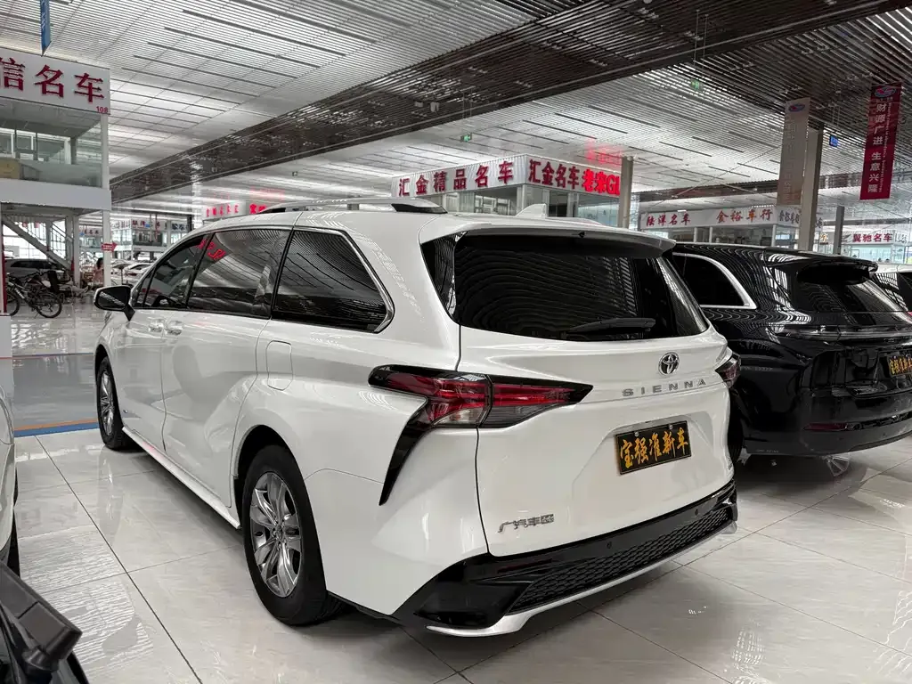 Toyota Sienna — фото 7