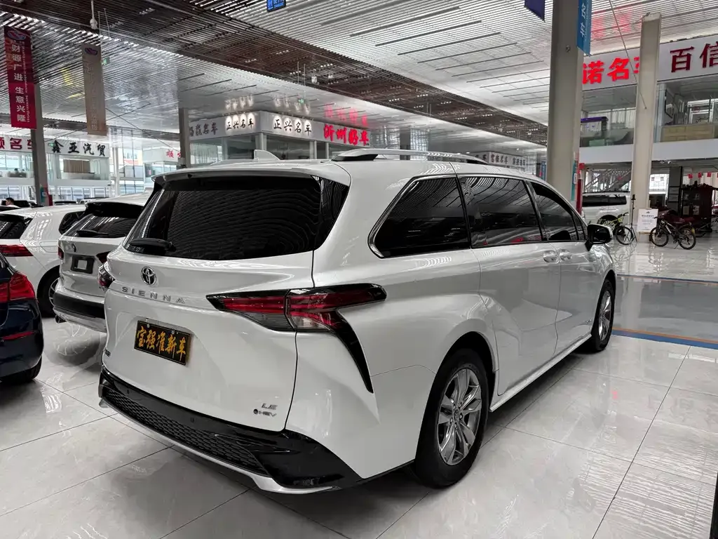 Toyota Sienna — фото 8