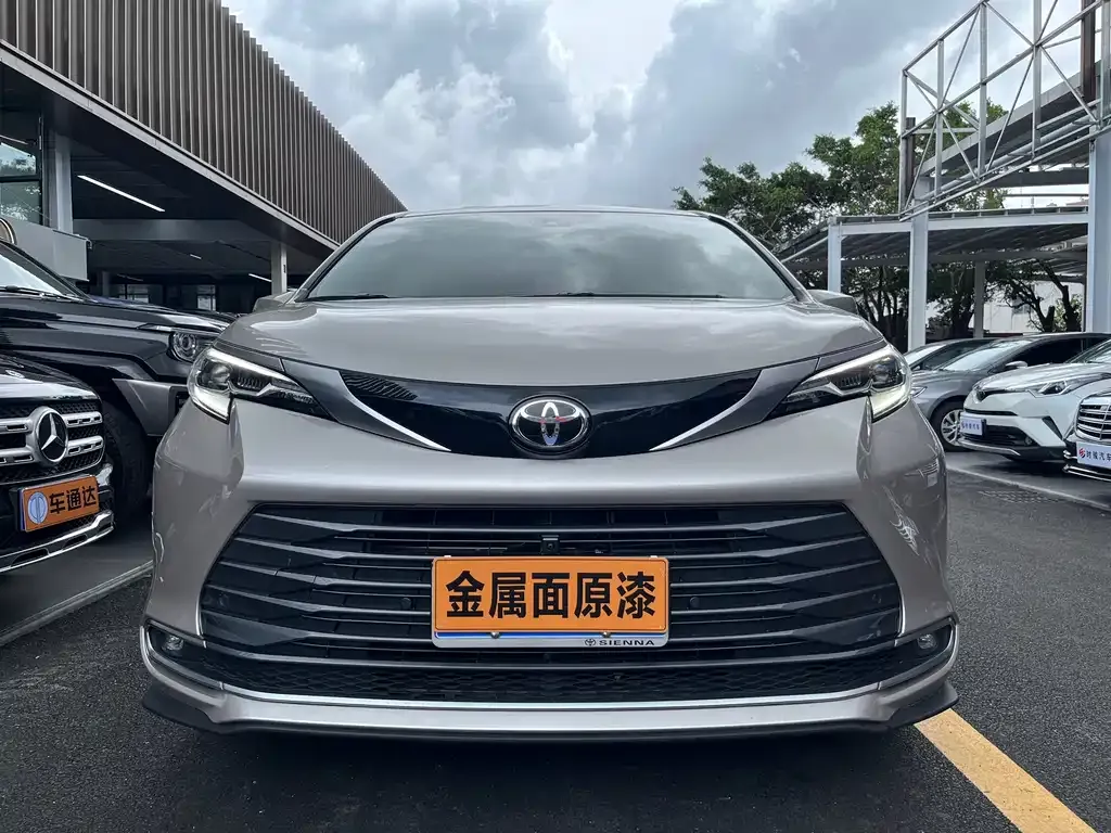Toyota Sienna — фото 1