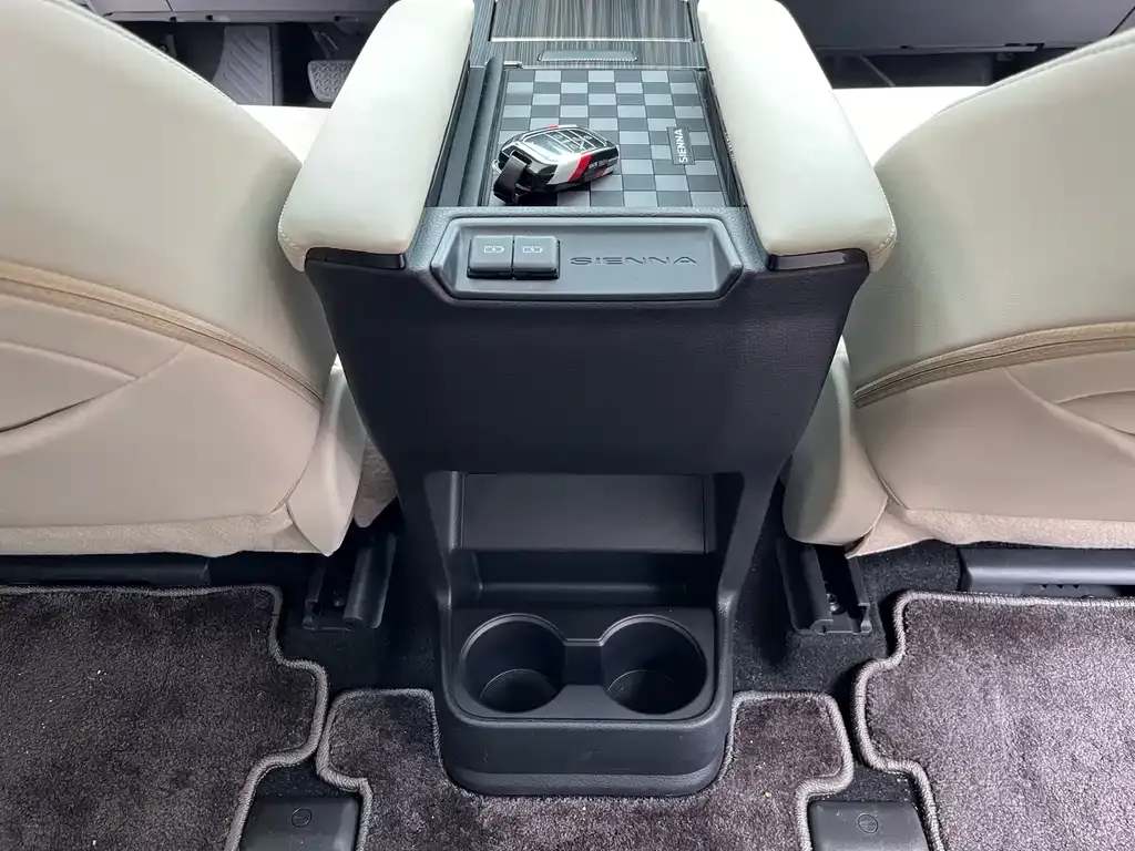 Toyota Sienna — фото 4