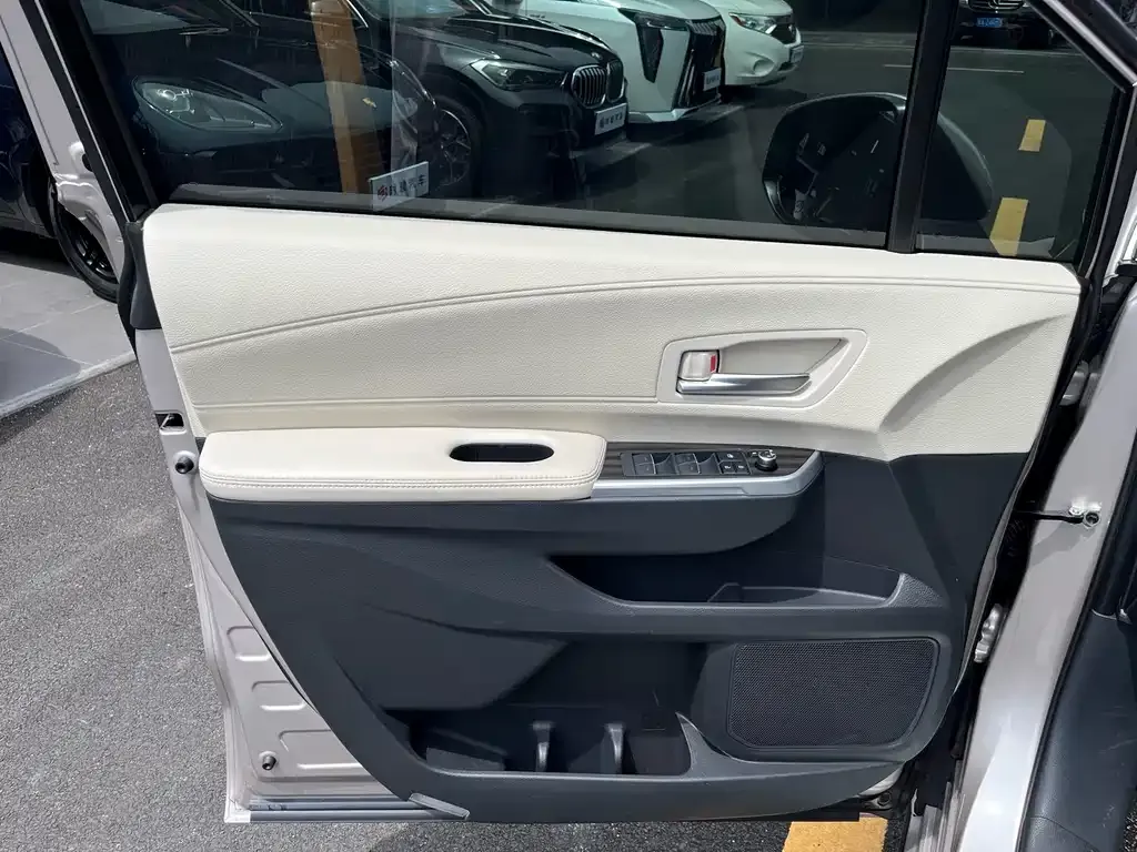 Toyota Sienna — фото 10