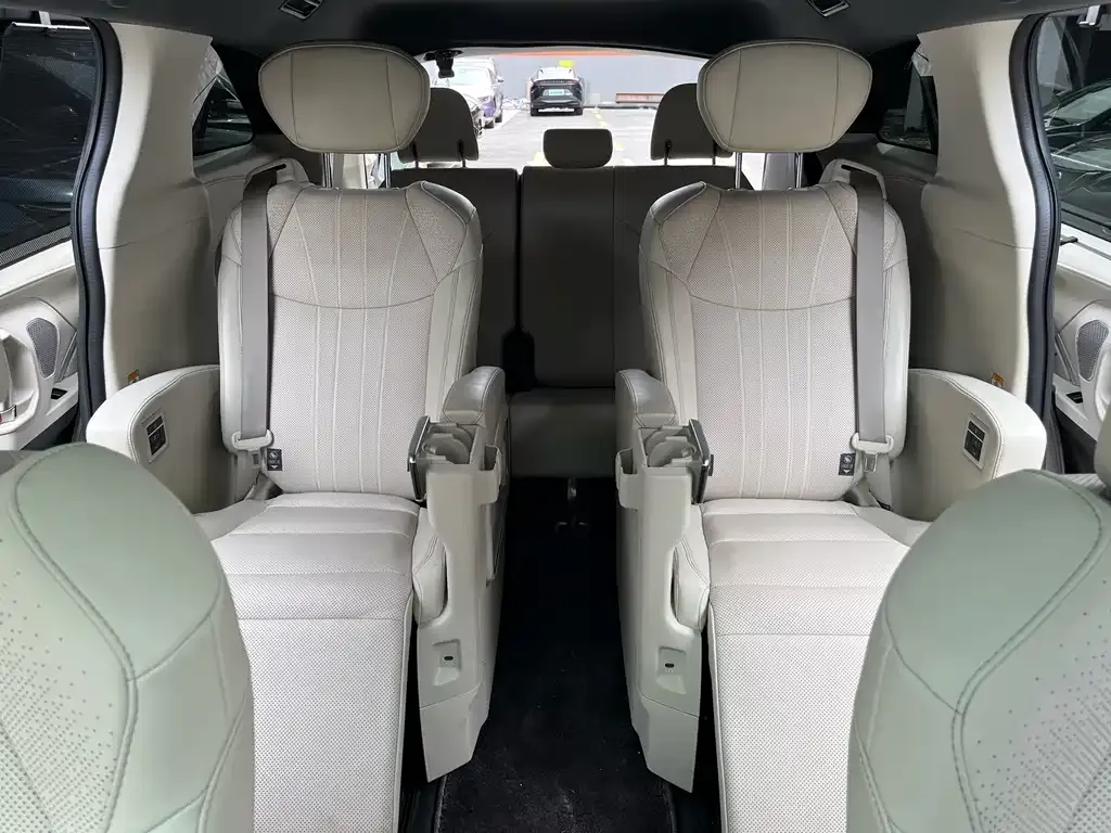 Toyota Sienna — фото 5