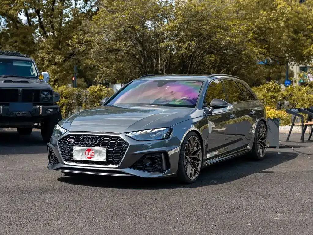 Audi RS 4 — фото 1