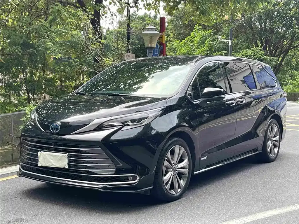 Toyota Sienna — фото 1