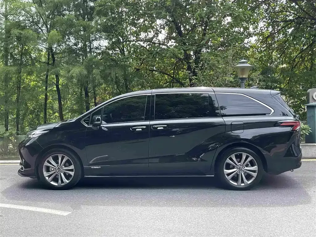 Toyota Sienna — фото 10