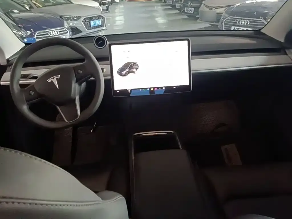 Tesla Model Y — фото 10