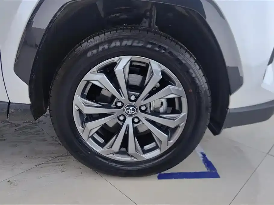 Toyota RAV4 — фото 2
