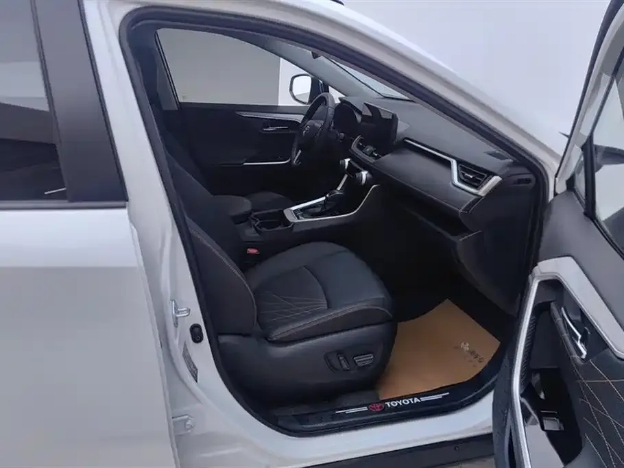 Toyota RAV4 — фото 10