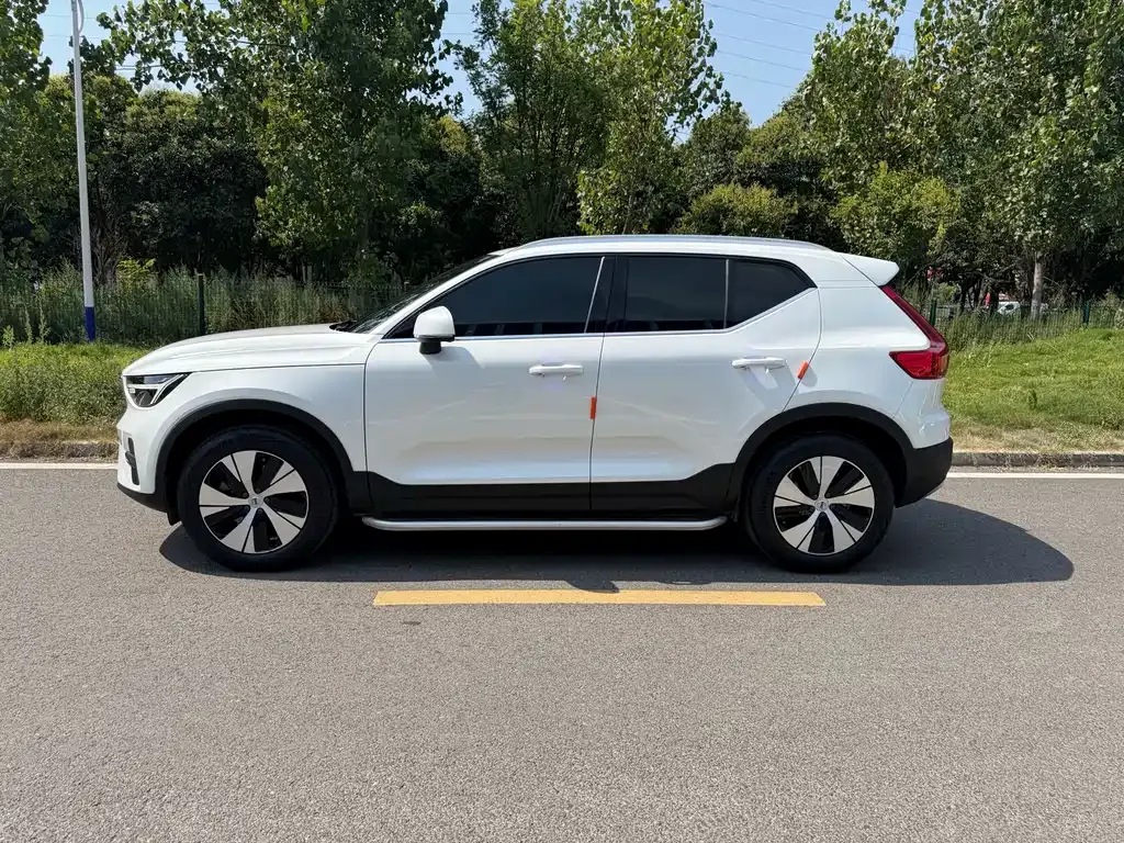 Volvo XC40 — фото 6