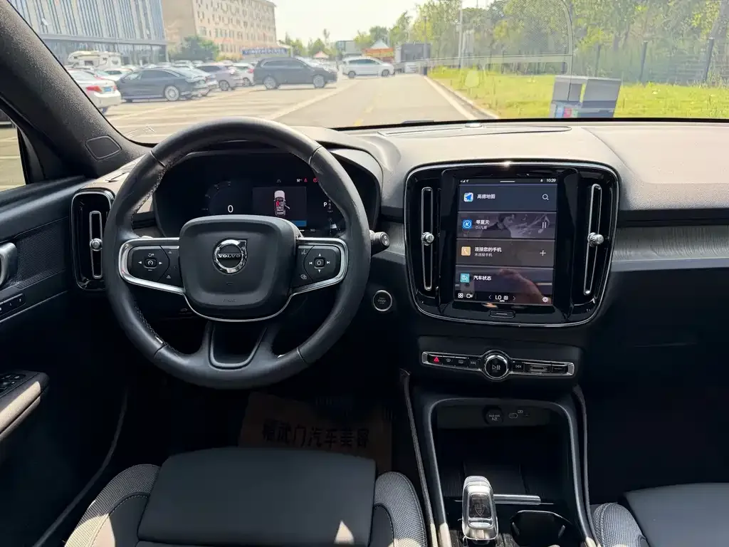 Volvo XC40 — фото 10