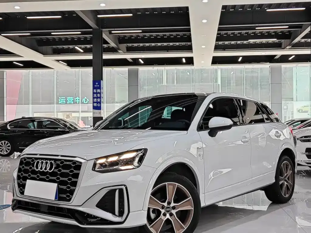 Audi Q2L — фото 1
