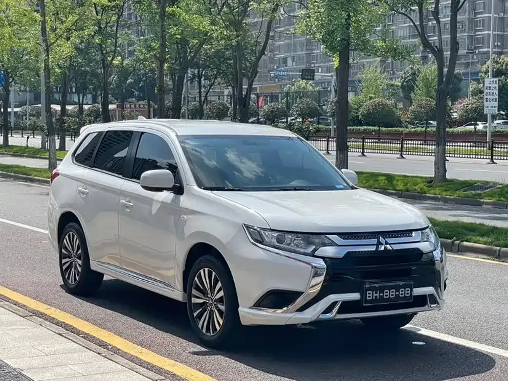 Mitsubishi Outlander — фото 4