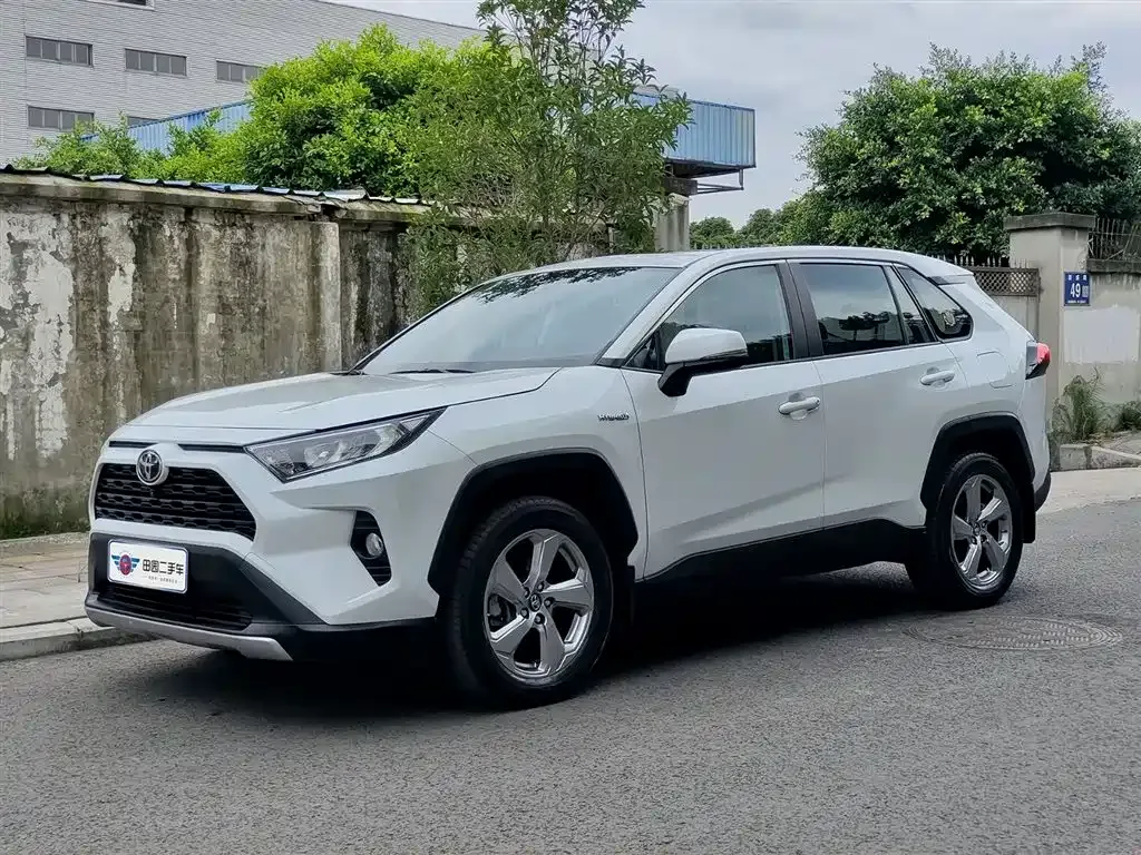 Toyota RAV4 — фото 1